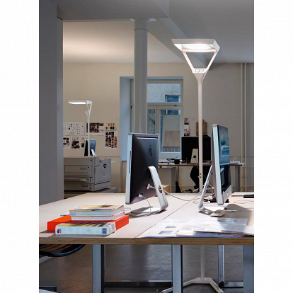 dimmbare LED-Stehlampe VERTO in weiss