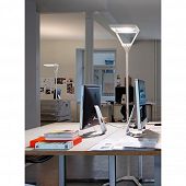 dimmbare LED-Stehlampe VERTO von Belux