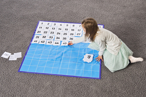Zahlen bis100 begeifen mit Montessori-Material