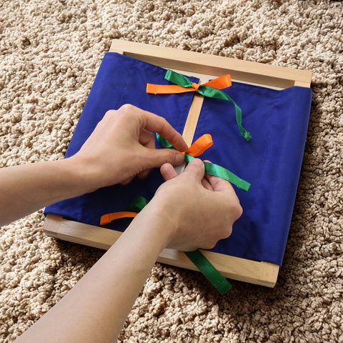 Verschlüsse üben an  Montessori Holzrahmen