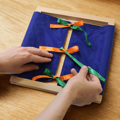 Schleifen binden üben mit Montessori-Material