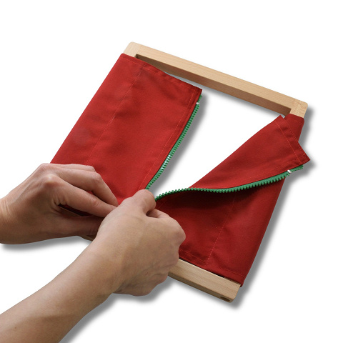 Reißverschluss üben mit Montessori Anziehrahmen