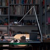 dimmbare LED-Schreibtischlampe LIFTO mit Tischzwinge in c/s