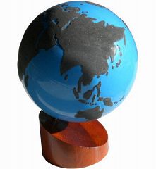 Montessori-Material Globus mit Sandpapieroberfläche zur Unterscheidung Land und Wasser