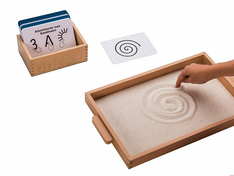 Montessori Sandtablett mit Lernkartei zur Förderung der Feinmotorik