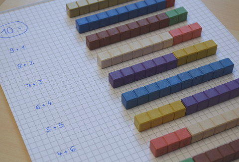Zahlenzerlegung mit Montessori-Rechenstäbchen