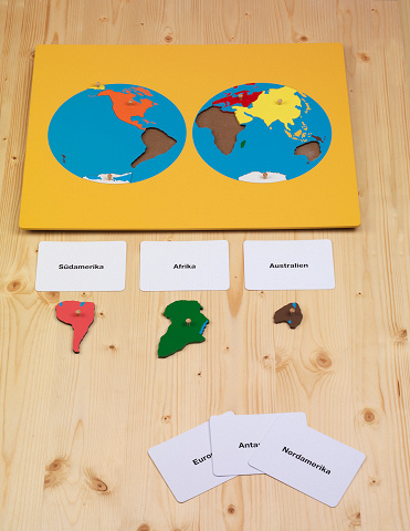 Kontinente-Puzzle mit Aufgabenkarten zum Lernen der Kontinente