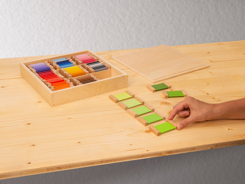 Montessori Farbtäfelchen Kasten drei zur Farbenlehre