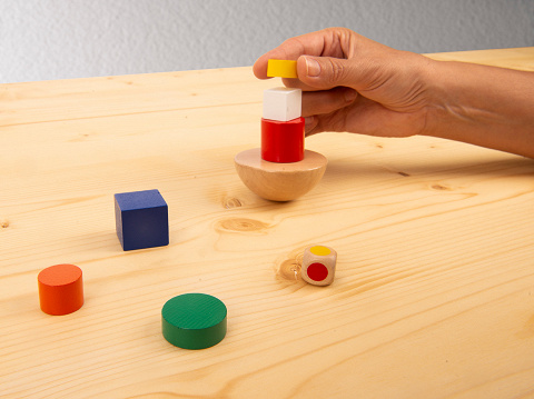 Fingermotorik und Feinmotorik fördern mit Montessori-Material