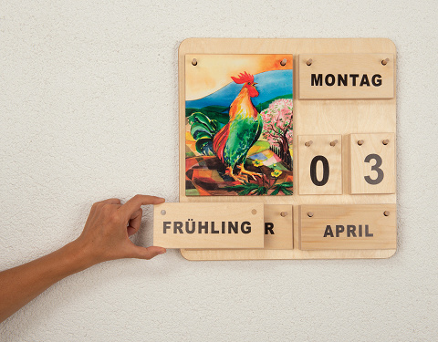 Dauerkalender aus Holz für Senioreneinrichtungen und Ganztagespflege