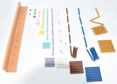 kurze farbige Perlenketten mit Perlenquadraten zur Montessori-Freiarbeit