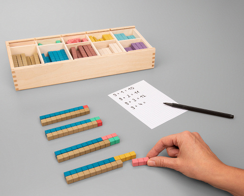 Montessori-Material farbige Rechenstäbchen wie Perlenmaterial