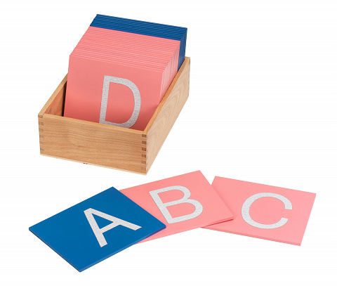 Montessori-Material Sandpapierbuchstaben zum Lernen der Großbuchstaben