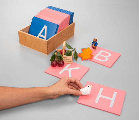 Anlaute lernen mit Montessori Buchstaben aus Sandpapier