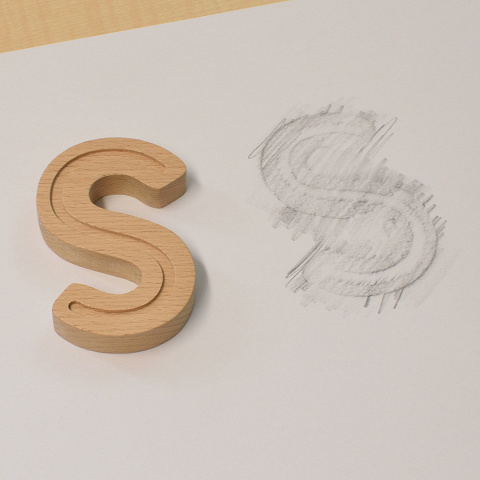 Buchstaben schreiben lernen mit Montessori-Material
