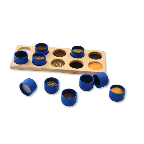 Montessori Fühlmemo zum Unterscheiden von Oberflächen aus Holz.