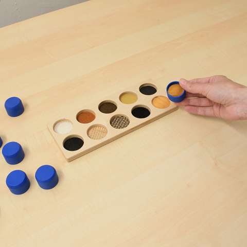 Fühlen lernen Spielzeug aus Holz. Memo Oberflächen.