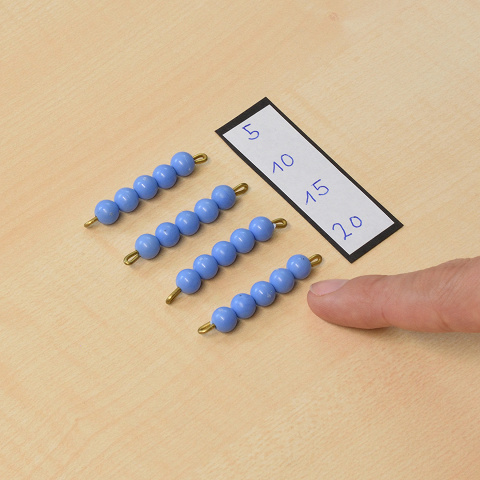 Malrechnen mit Montessori Perlenmaterialien.