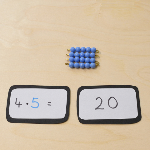 Multiplikation am Montessori Perlenmaterial.