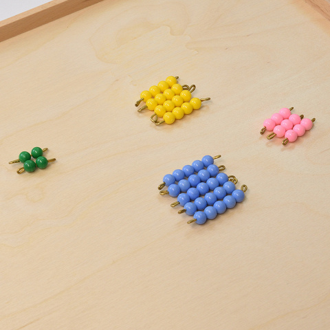 Multiplikation in der Freiarbei mit Montessori Perlen üben.