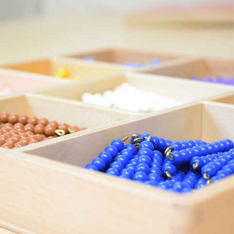 Montessori Rechenperlen farbig.