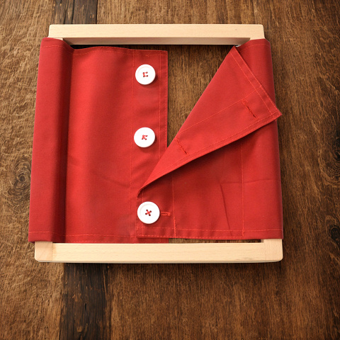 Anziehrahmen zum lernen von Knöpfen nach Montessori