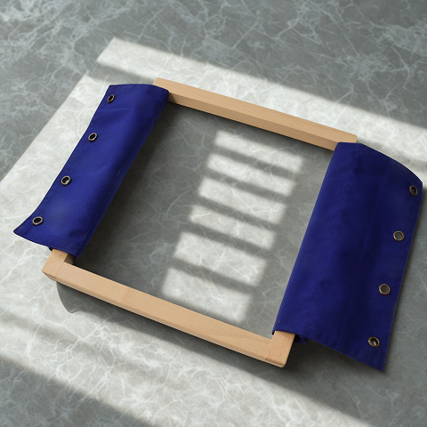 Anziehen lernen für Kinder. Hier Schnürung