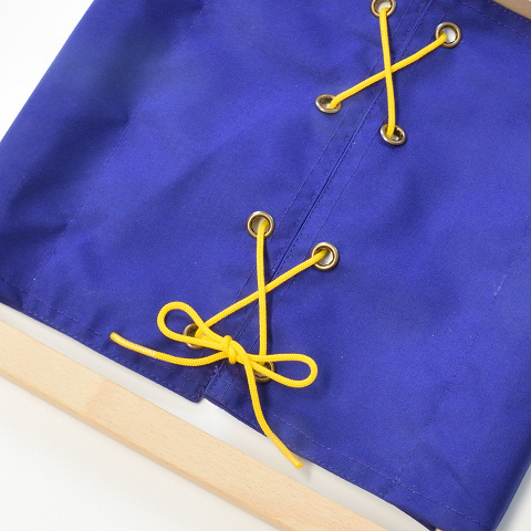 Schnürung üben am Montessori Anziehrahmen