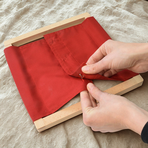 In der Freiarbeit anziehen üben.