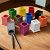 Montessori-Material zum Sortieren von Stiften.