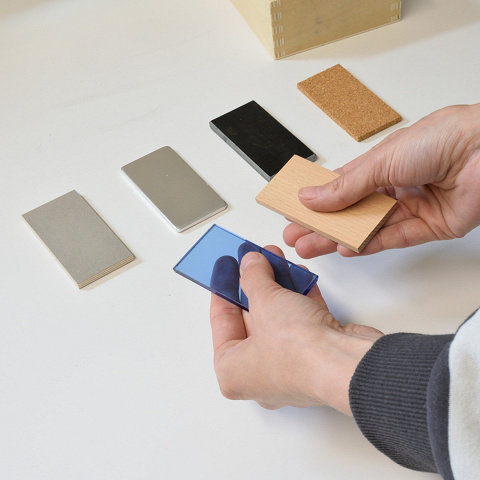 Wärmeleittäfelchen aus unterschiedlichem Material wie Holz, Kork,