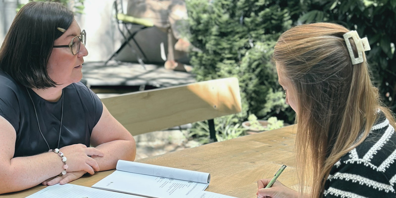 Teilnehmende der Coaching Ausbildung arbeiten in einer Kleingruppe zusammen